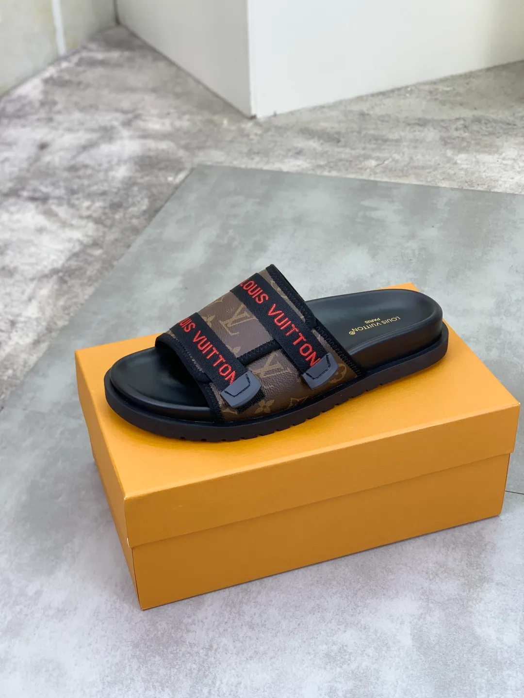 Men's shoes 💰P320💰【New style】🆘 Original quality 【LOUIS VUITTON】The popular Louis Vuitton LV men's slippers on the official website are on sale simultaneously! Original fabric imported from Italy, original factory special supply, code number: 38-44 (45 customized), many colors available